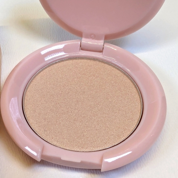 IBY Beauty Radiant Glow Highlighter - Shade: Pink Pearl - Picture 6 of 6